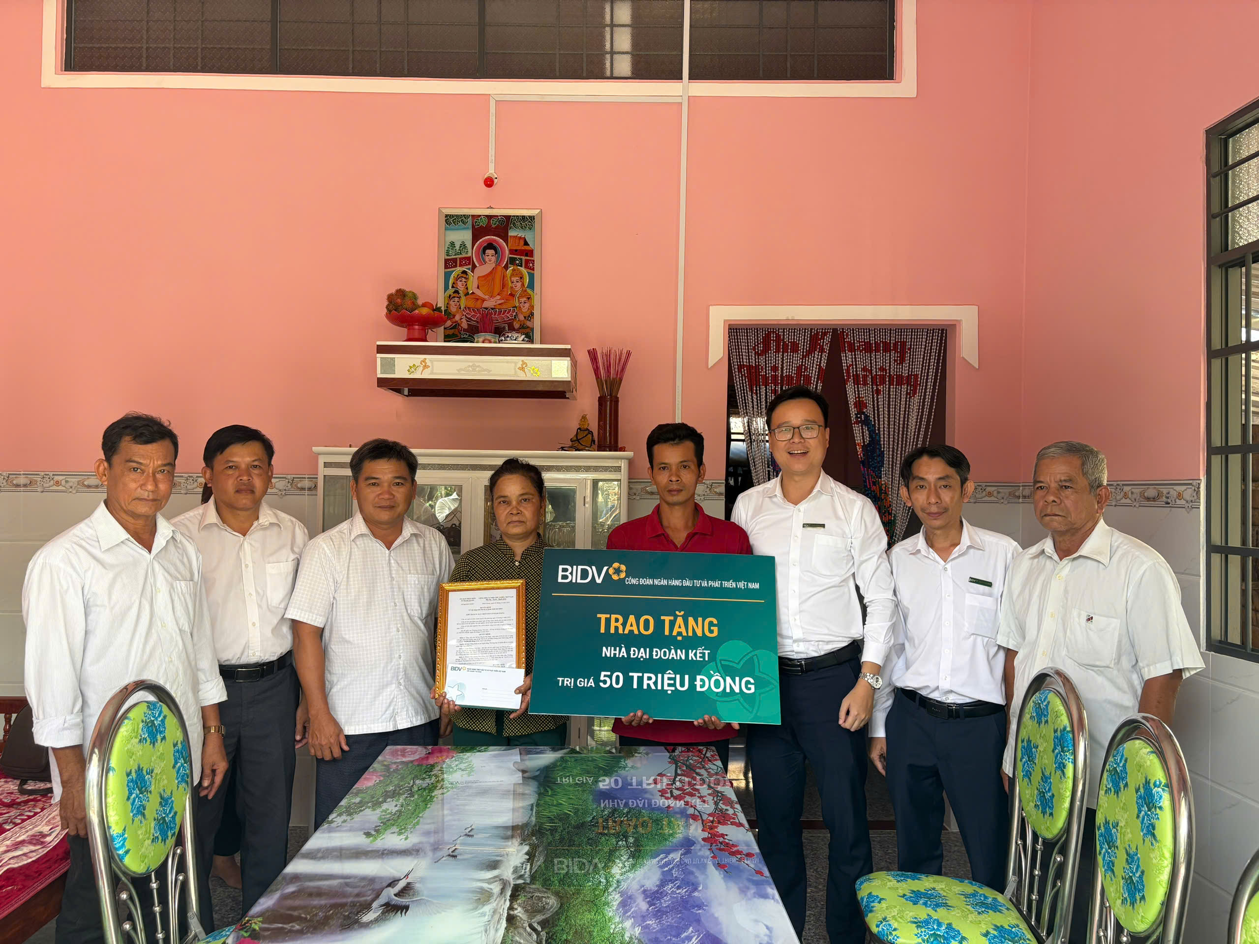 
UBND XÃ HÀM GIANG TỔ CHỨC LỄ BÀN GIAO NHÀ CHO HỘ BÀ THẠCH THỊ SINH
