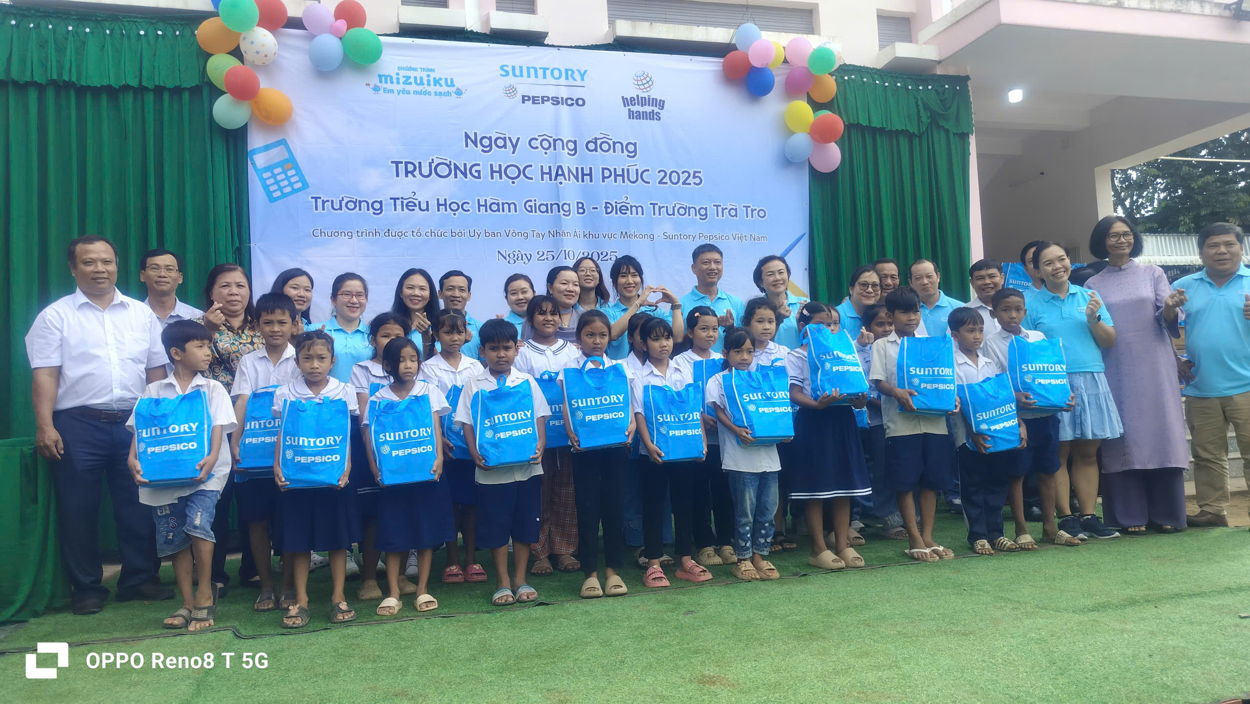 Chương trình “ Vòng tay Nhân Ái” với chủ đề “ Trường Học Hạnh Phúc”
