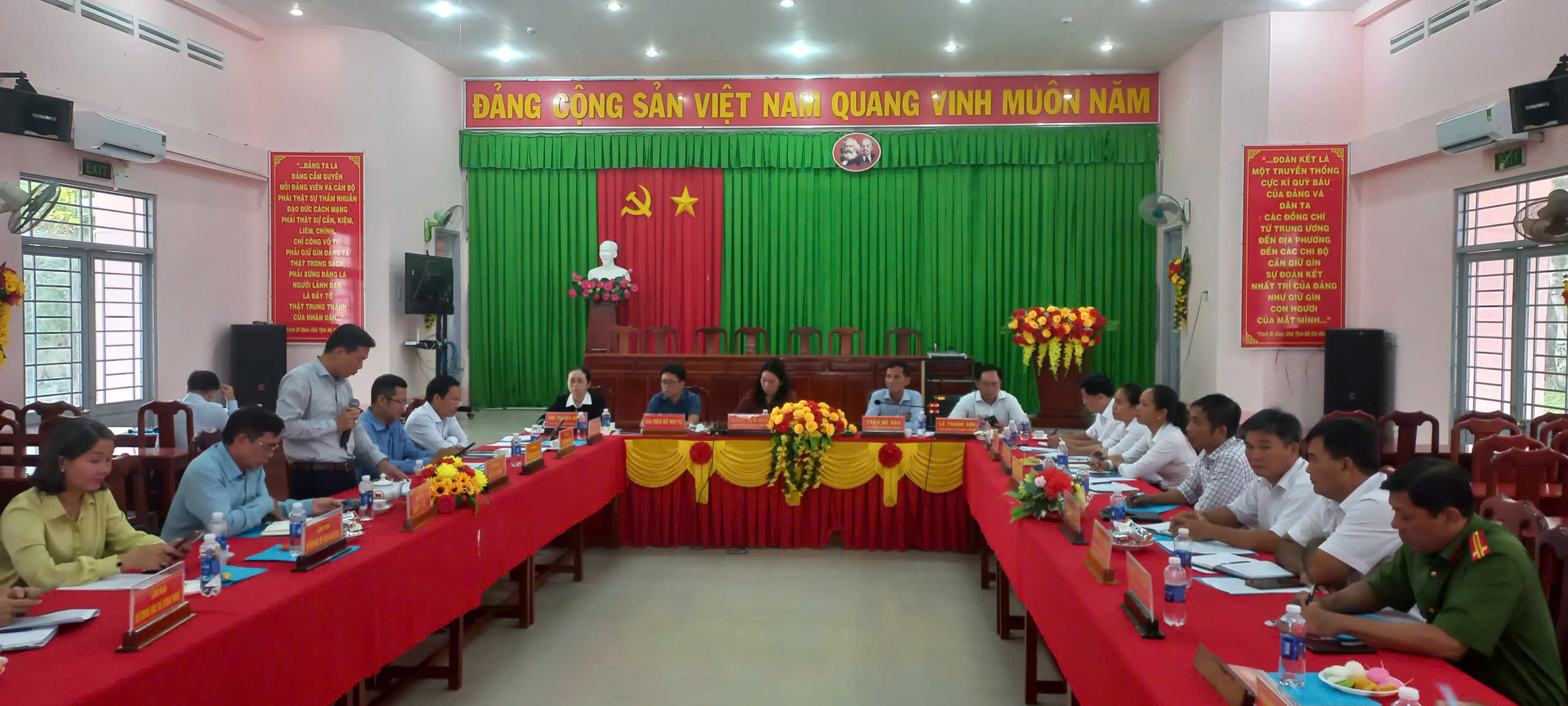 UBND TỈNH VĨNH LONG TỔ CHỨC HỌP KHẢO SÁT VIỆC TRIỂN KHAI NHIỆM VỤ PHÁT TRIỂN KINH TẾ - XÃ HỘI VÀ VẬN HÀNH CHÍNH QUYỀN ĐỊA PHƯƠNG HAI CẤP
