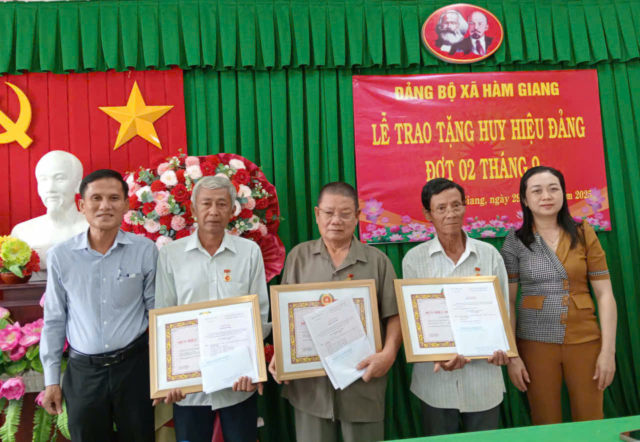 ĐẢNG BỘ XÃ HÀM GIANG TỔ CHỨC TRAO TẶNG HUY HIỆU ĐẢNG CHO ĐẢNG VIÊN ĐỢT QUỐC KHÁNH 02 THÁNG 9