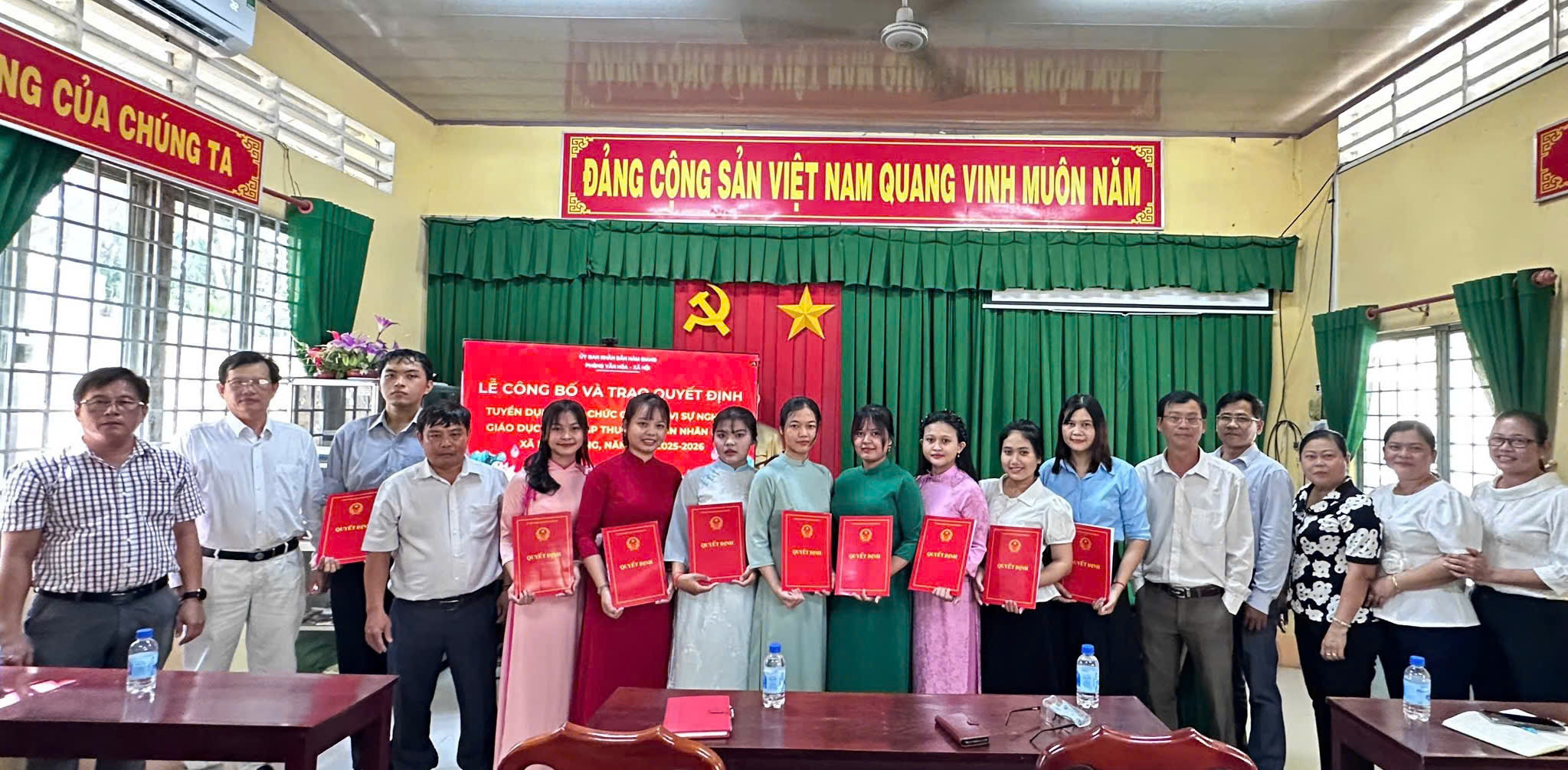 ỦY BAN NHÂN DÂN XÃ HÀM GIANG TRAO QUYẾT ĐỊNH TUYỂN DỤNG VIÊN CHỨC GIÁO DỤC